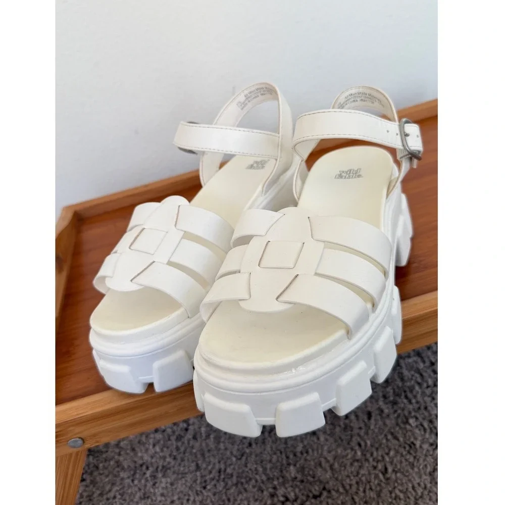 Wild Fable Womens White Chunky Lug Sole Platform Gladiator Sandals Size 7.5